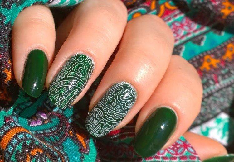 Manucure verte avec estampage