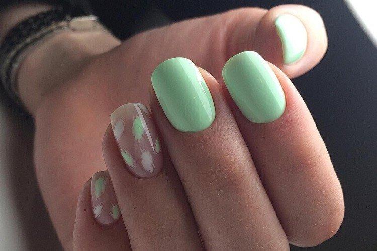 Manucure verte aux couleurs pastel