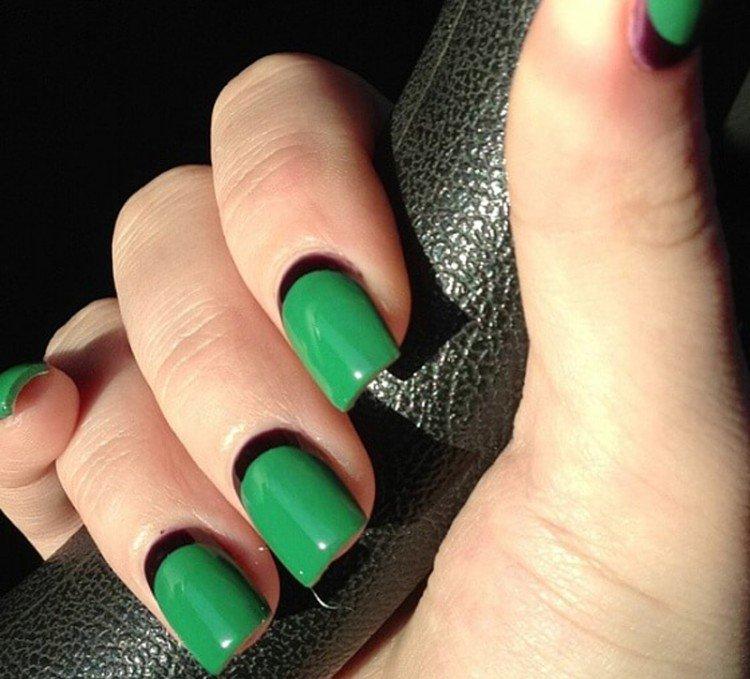 Manucure verte avec des traits