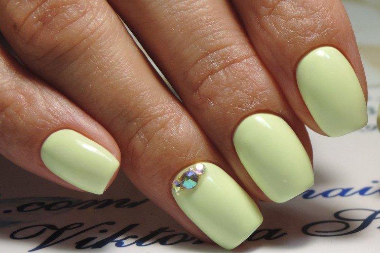 Manucure verte aux couleurs pastel