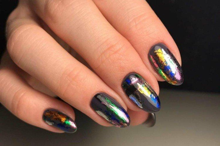 Manucure avec papier d'aluminium multicolore