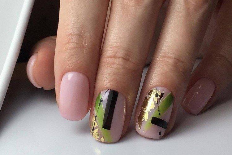 Manucure avec papier d'aluminium et dessins