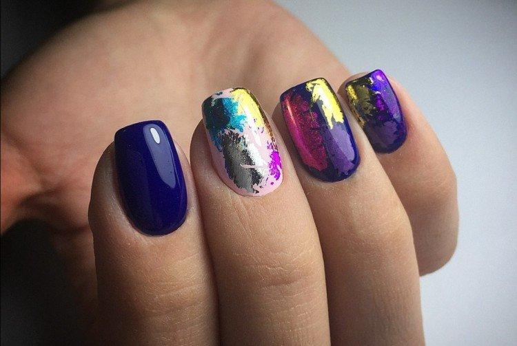 Manucure lumineuse avec du papier d'aluminium