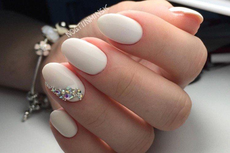 Manucure légère avec pierres
