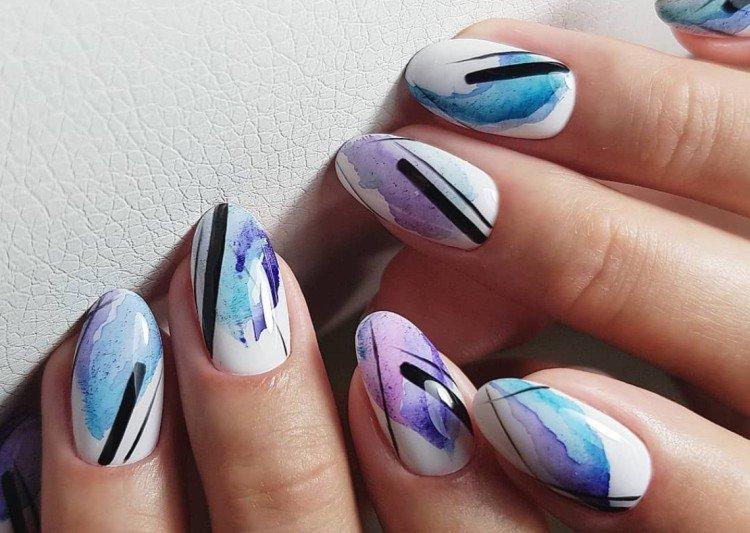 Manucure légère aux accents colorés