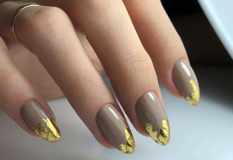Vernis gel manucure avec feuille