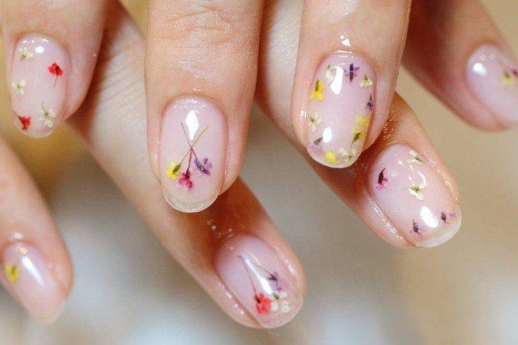 Vernis gel manucure aux fleurs séchées