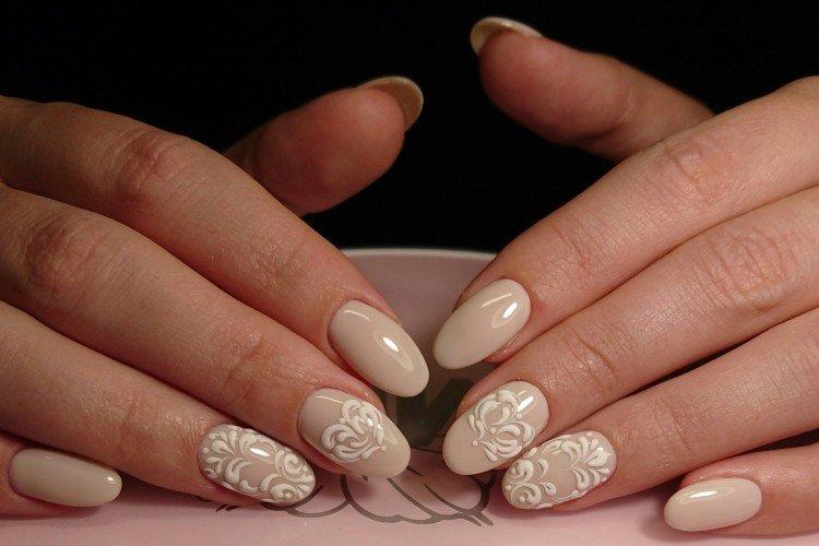 Manucure beige avec vernis gel