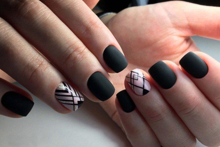 Manucure noire avec vernis gel