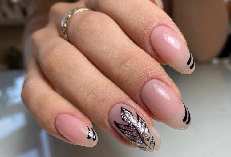 Manucure nue avec des dessins