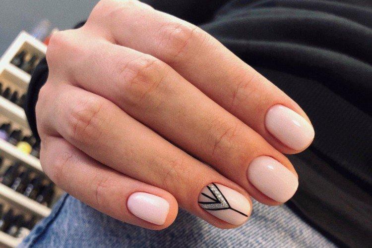 Nail art minimaliste