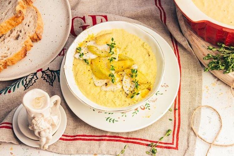 Soupe de poulet au céleri, pommes et curry