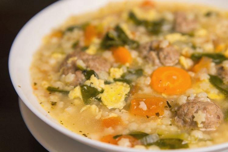 Soupe de tomates aux œufs et aux épinards