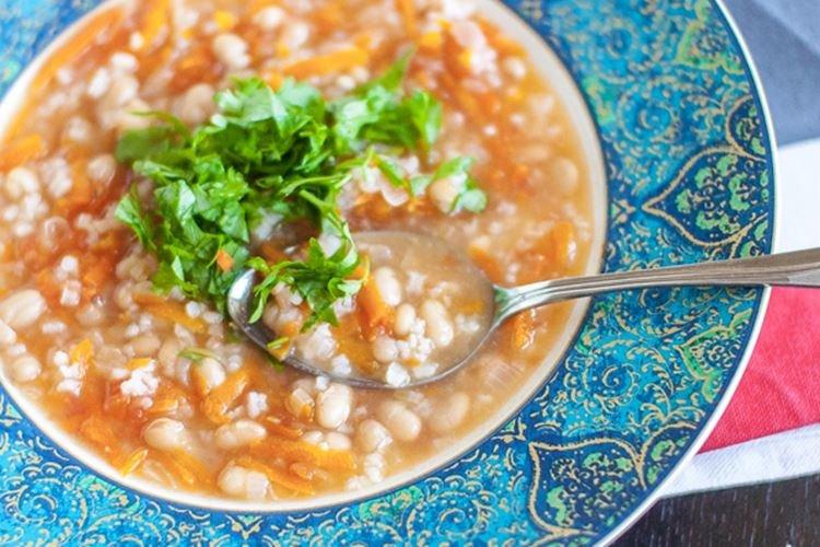 Soupe aux haricots avec du riz