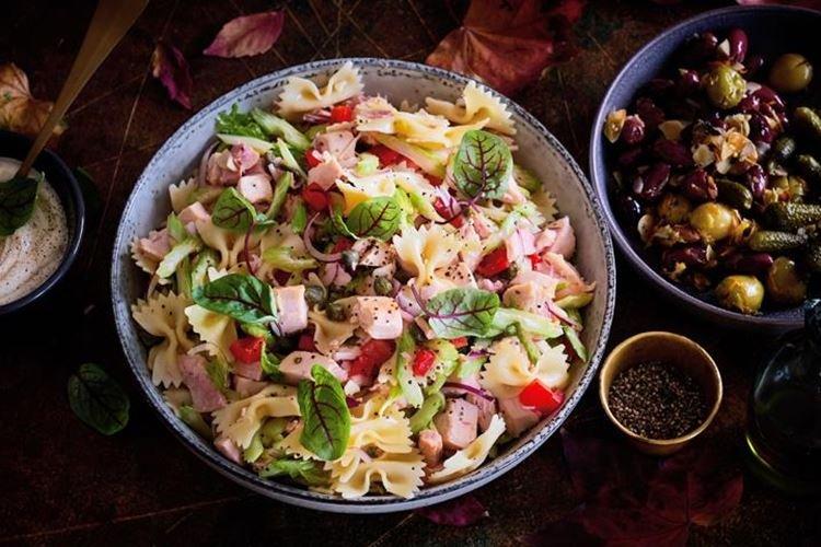 Salade de pâtes et poulet fumé