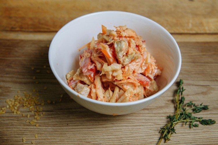 Salade coréenne au poulet, poivrons et carottes