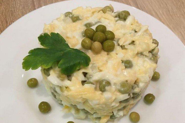 Salade aux oeufs, fromage et petits pois