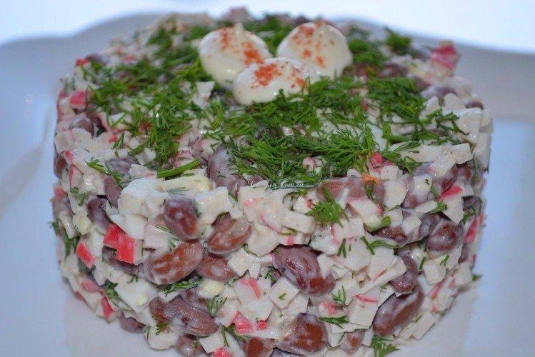 Salade de haricots en conserve et bâtonnets de crabe