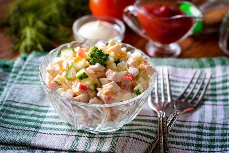Salade rapide aux bâtonnets de crabe