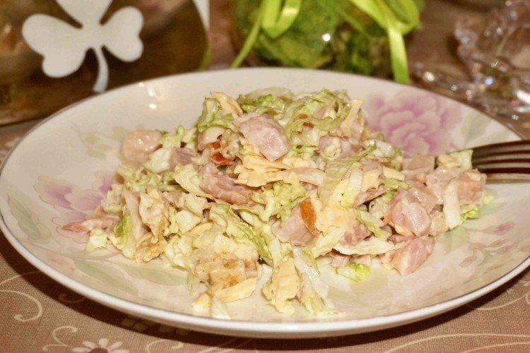 Salade de poulet fumé avec croûtons