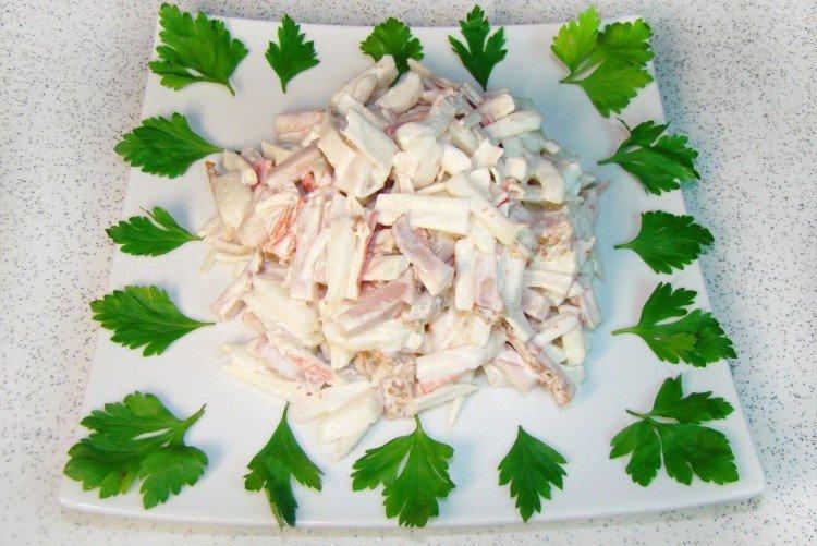 Salade de jambon, calamars et bâtonnets de crabe