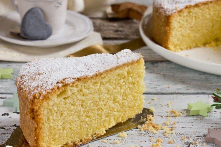 Gâteau éponge maison à la crème sure