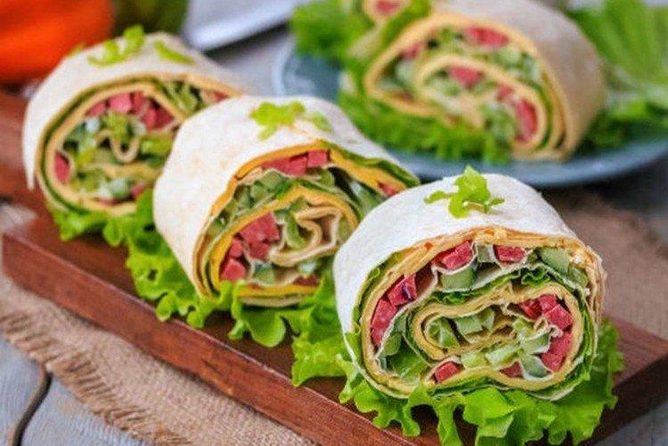 Rouleau de lavash aux saucisses fumées