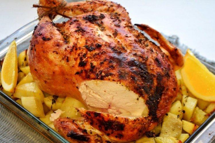 Poulet entier avec pommes de terre au four