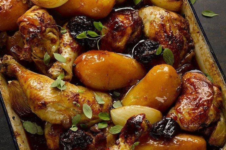 Poulet aux pommes de terre et aux pruneaux