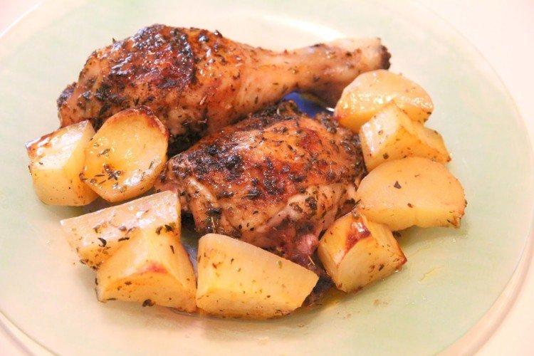 Cuisses de poulet avec pommes de terre au four