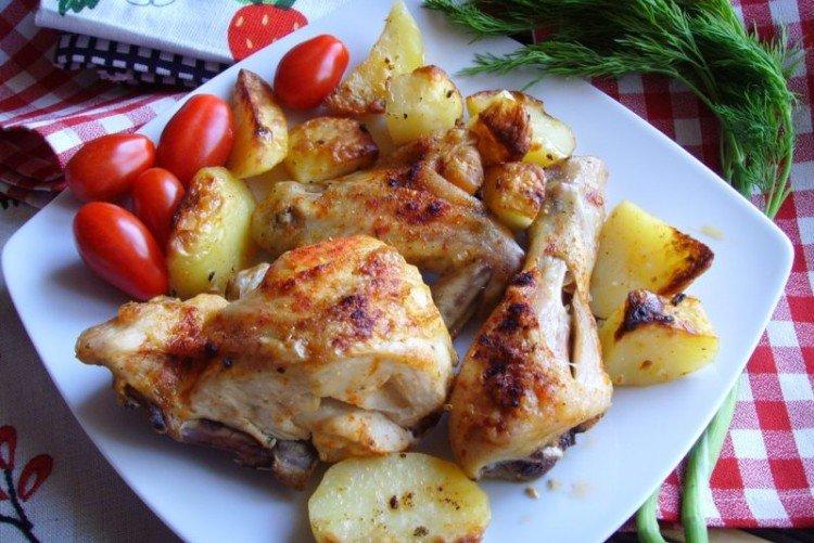 Poulet aux pommes de terre, ail et adjika au four