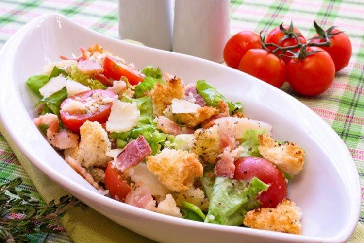 Salade de tomates aux saucisses et croûtons