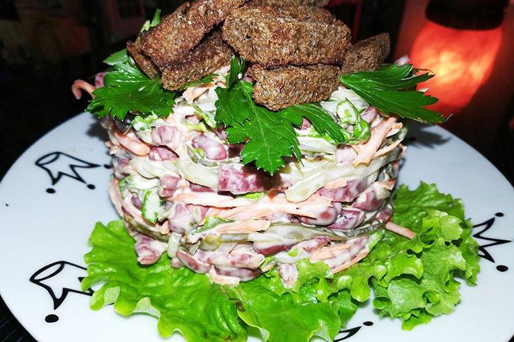 Salade de saucisses bouillies et croûtons