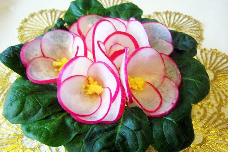 Salade de parterres de violettes à la saucisse du docteur