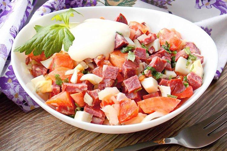 Salade Gusar avec saucisse bouillie