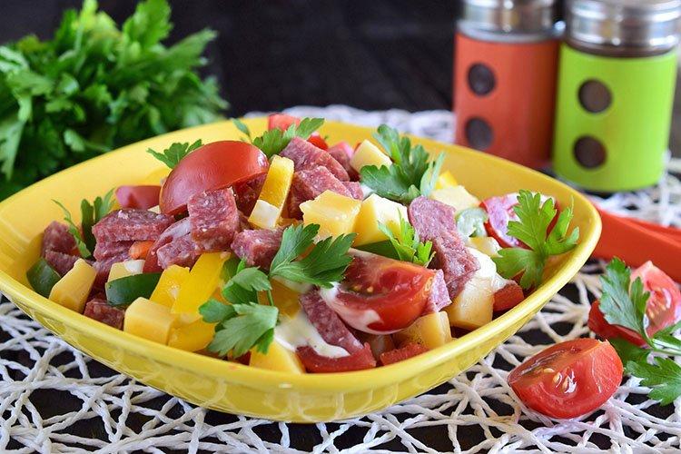 Salade de saucisses bouillies et fumées