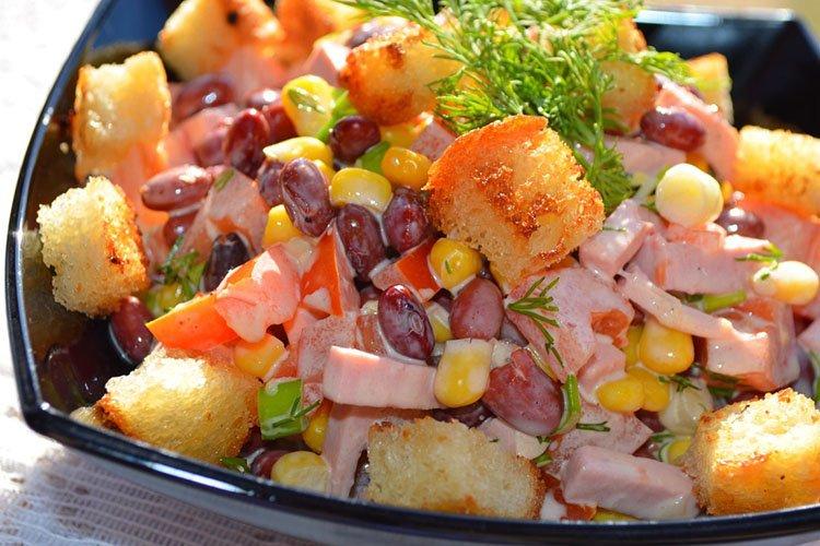 Salade de haricots avec saucisse bouillie et fromage