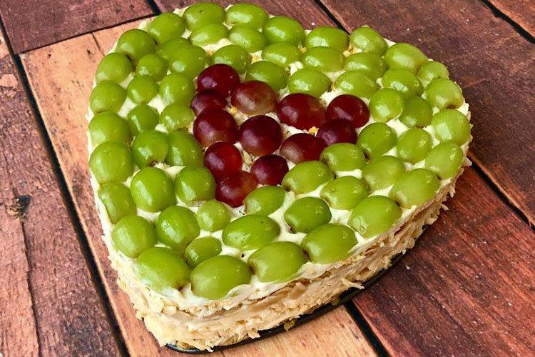 Salade avec saucisse bouillie et raisins