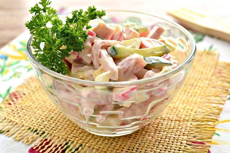 Salade allemande avec saucisse bouillie