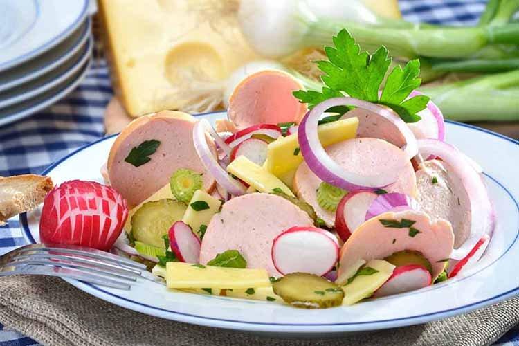 Salade de fromage suisse avec saucisse