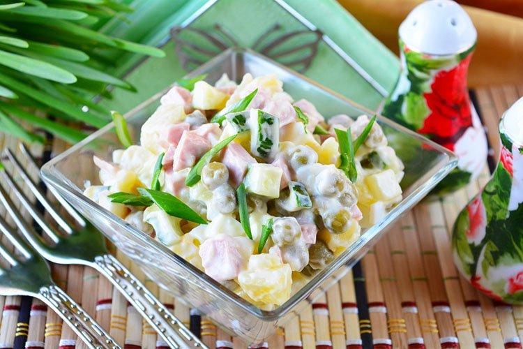 Salade de pommes de terre aux saucisses bouillies et graines de lin