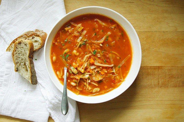Soupe aux choux aux haricots et au céleri