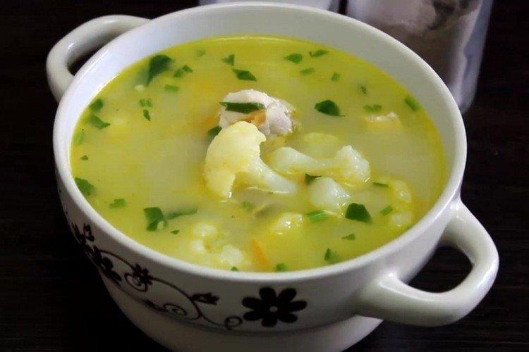 Soupe de poulet au chou-fleur et petits pois