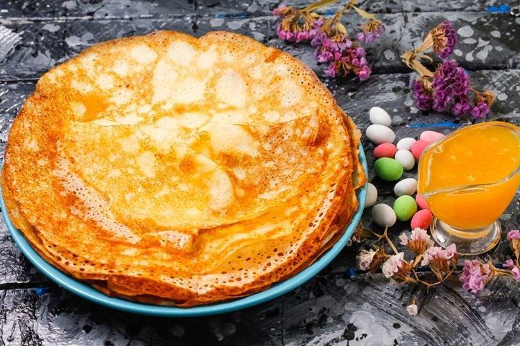 Crêpes avec des trous dans le lait et la farine de riz