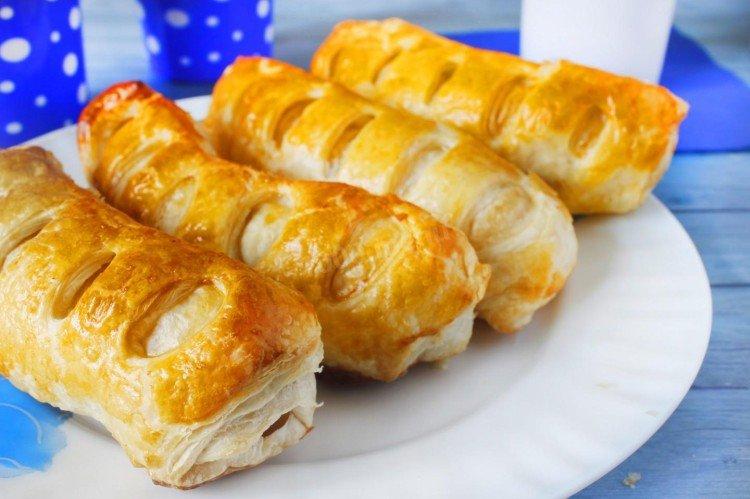 Saucisses à la feta en pâte feuilletée au four