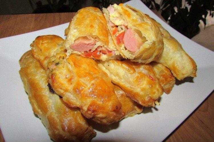 Saucisses aux tomates en pâte feuilletée au four