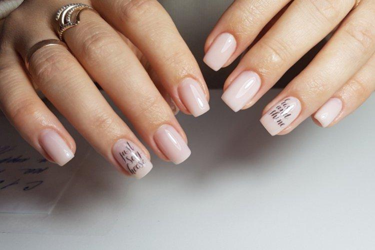 Manucure nude pour ongles longs