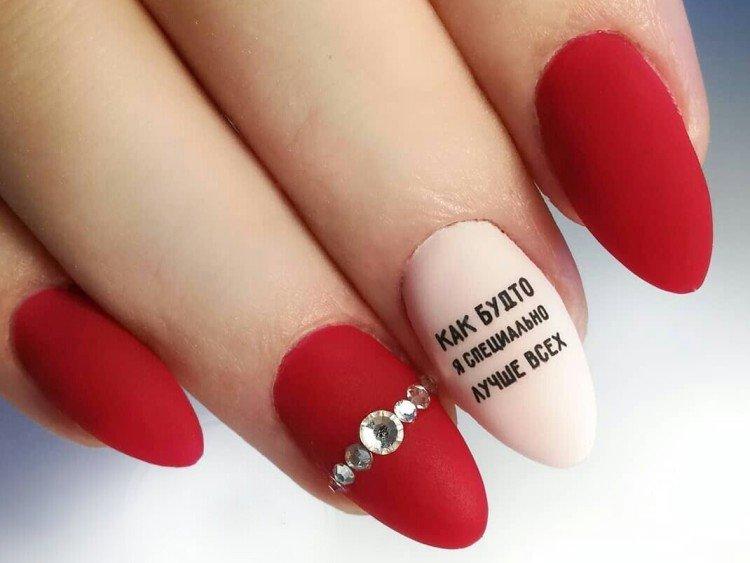 Manucure avec inscriptions