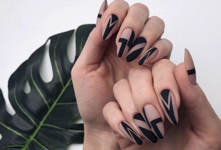 Manucure mate pour ongles longs