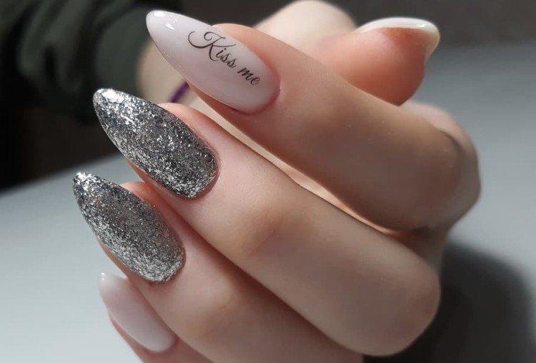 Manucure pailletée pour ongles longs